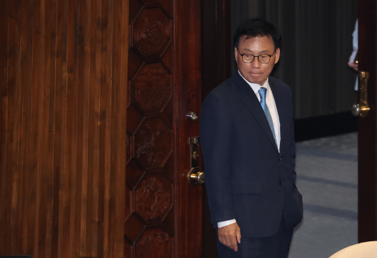 박광온 민주당 원내대표가 21일 국회 본회의 시작 전 심각한 표정을 짓고 있다. 연합뉴스